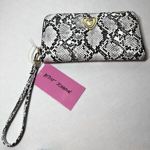 New Betsey Johnson Black and White Snake Print Wristlet Wallet. Card slots